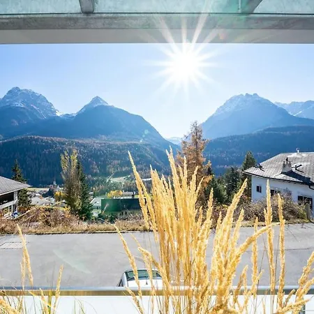 Tatil Evi Exklusive Terrassenwohnung Mit Jacuzzi & Panorama Scuol