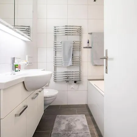 Exklusive Terrassenwohnung Mit Jacuzzi & Panorama Casa de Férias Scuol